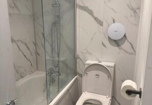 Bathroom - 4 Bedroom London House - Wifi & Free Parking (London)