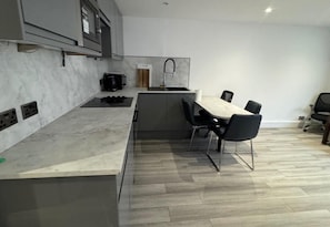 Private kitchen - 4 Bedroom London House - Wifi & Free Parking (London)