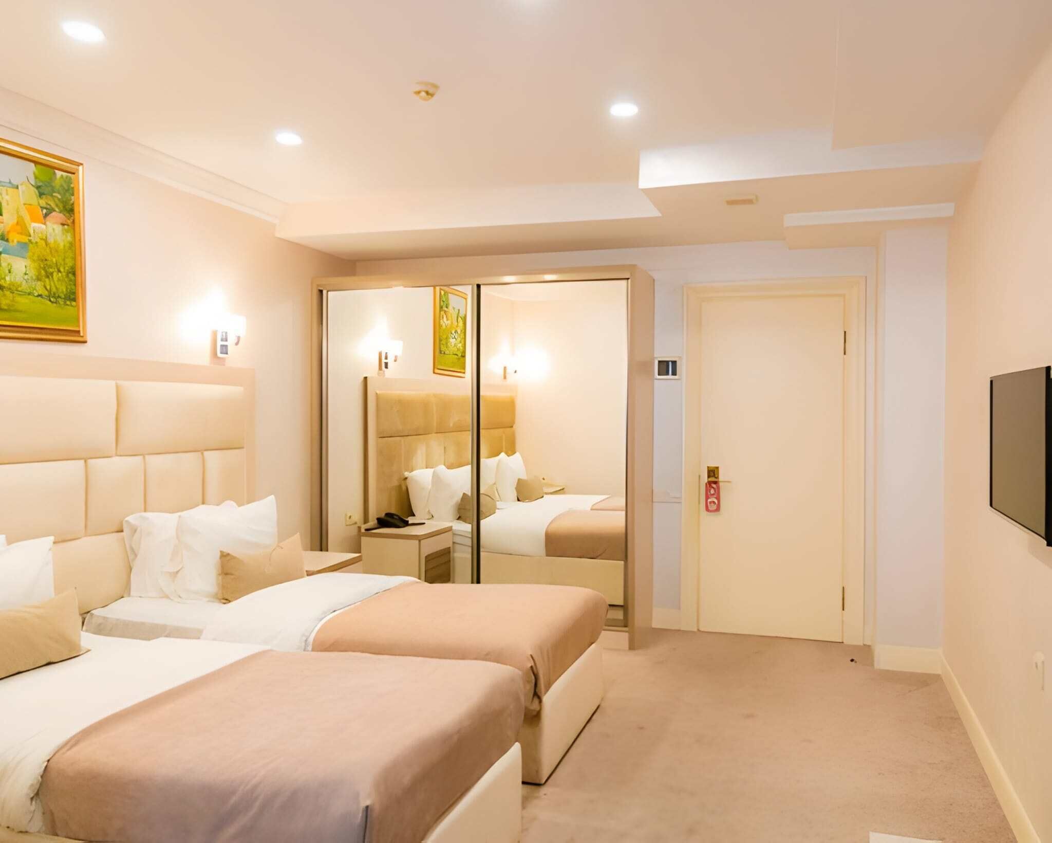 Habitación estándar doble, vistas a la ciudad | Tabla de planchar con plancha y wifi gratis