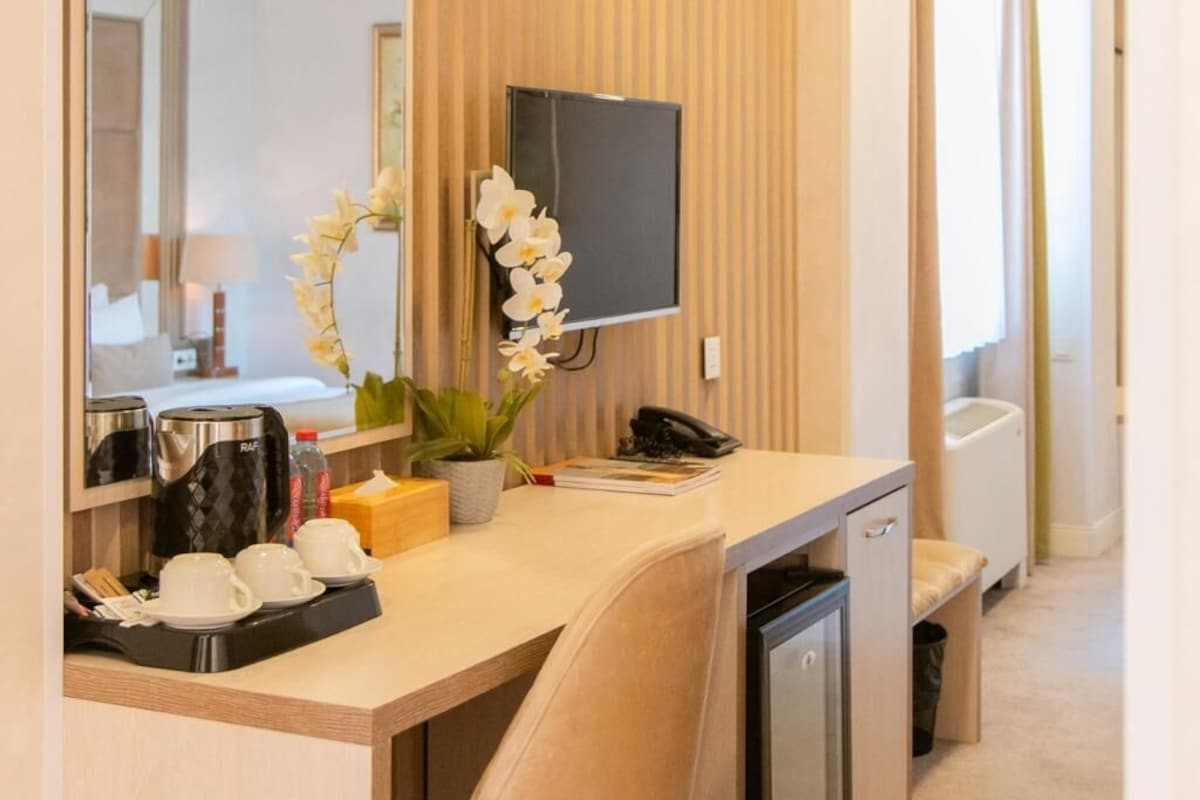 Tabla de planchar con plancha, wifi gratis y ropa de cama