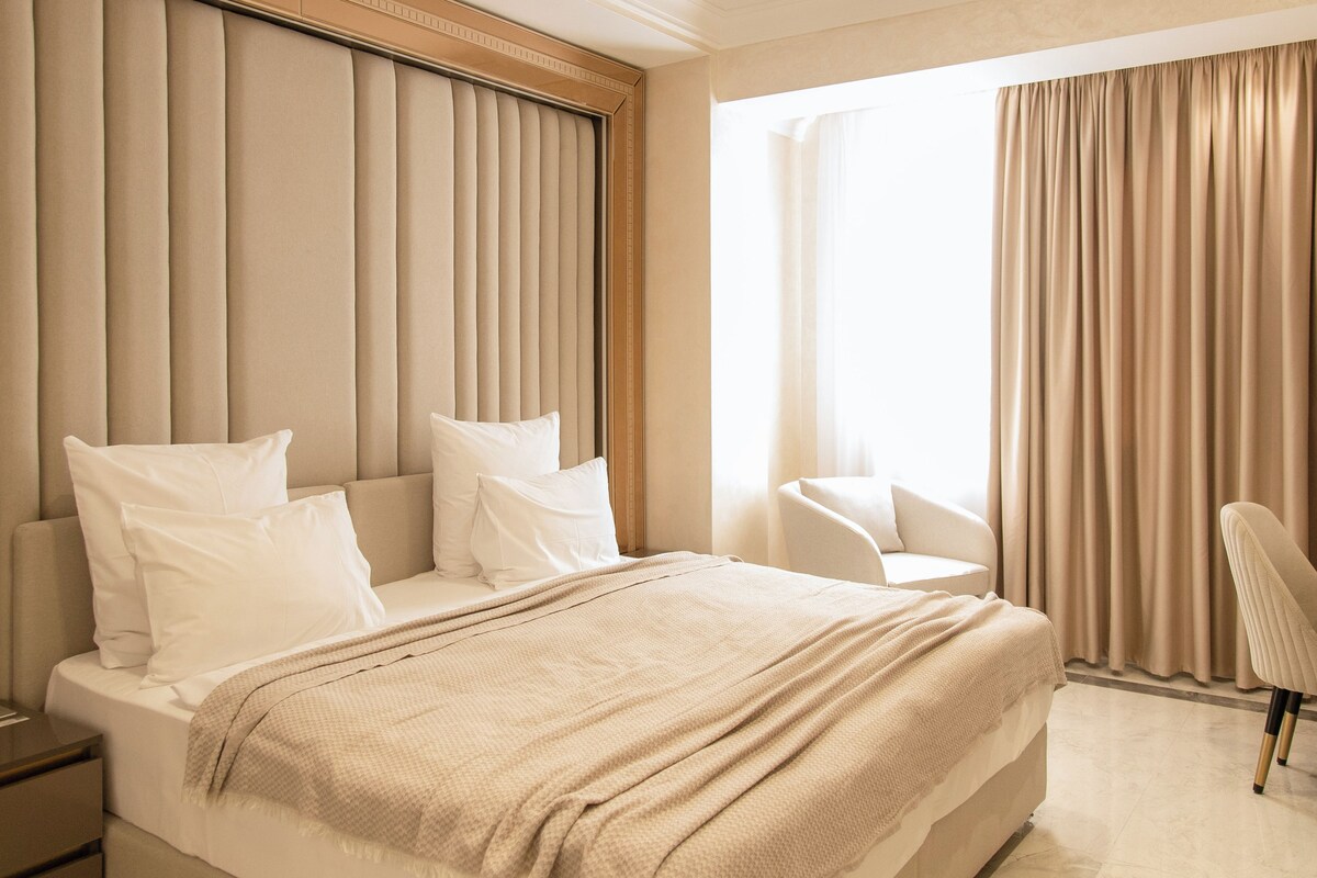 Habitación doble estándar, vista a la ciudad | Ropa de cama de alta calidad y tabla de planchar con plancha 