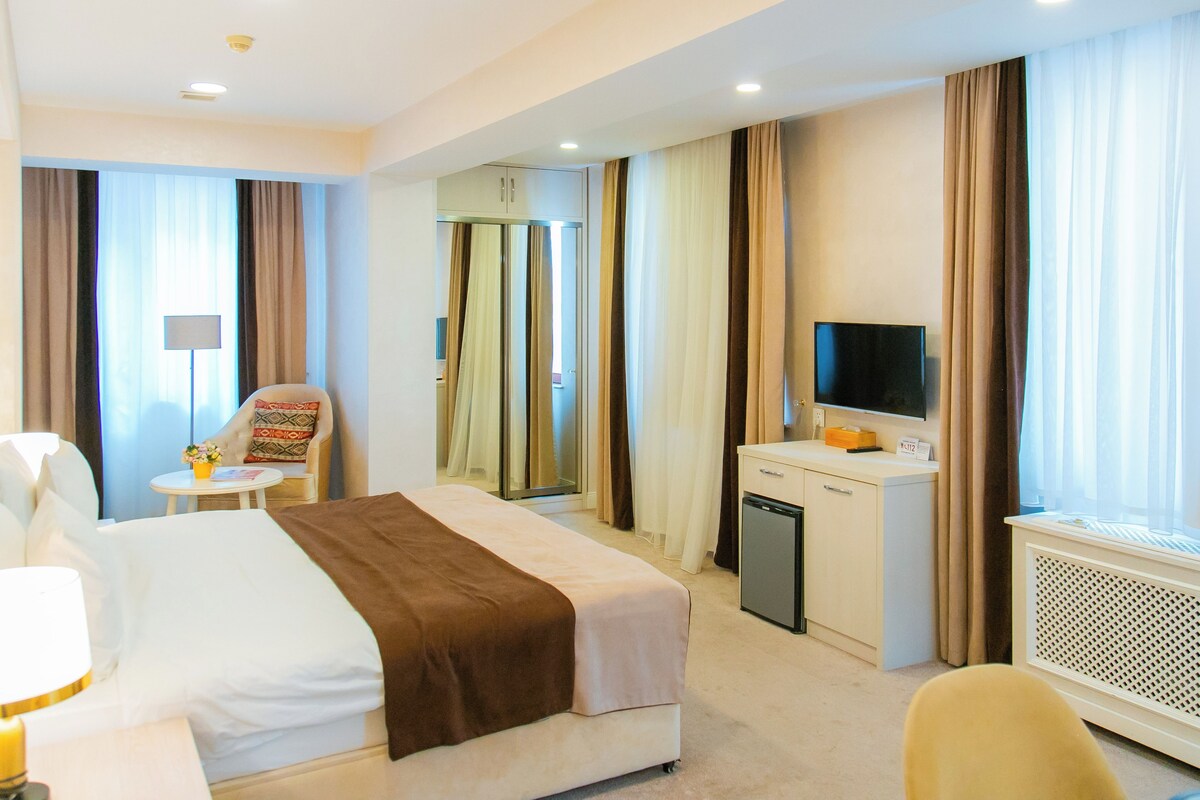 Habitación doble Deluxe, vista a la ciudad | Ropa de cama de alta calidad y tabla de planchar con plancha 