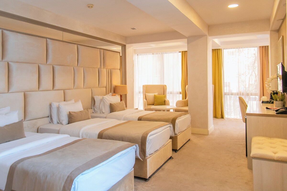 Habitación triple básica, vista a la ciudad | Ropa de cama de alta calidad y tabla de planchar con plancha 
