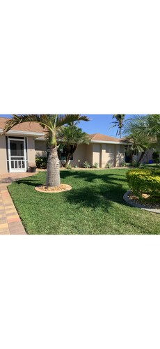 Canal view! 4-bedroom house in charming Cape Coral with AC for relaxing stays
