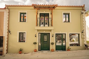 Exterior detail - Sochos - Sohos Traditional Homes - "Rakovo" -Located right next to the mountain. (Sochos)