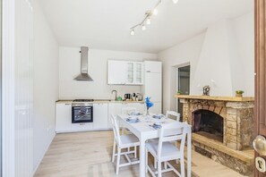 A compact kitchen with white cabinetry, a built-in oven, and a gas stove. - Rosa Giardino - Lavaiano (Lavaiano)