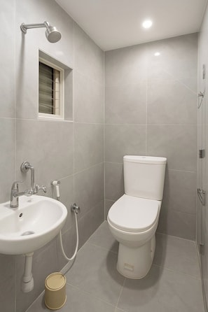 Classic-dobbeltværelse | Badeværelse | Bruser, gratis toiletartikler, håndklæder, Sæbe