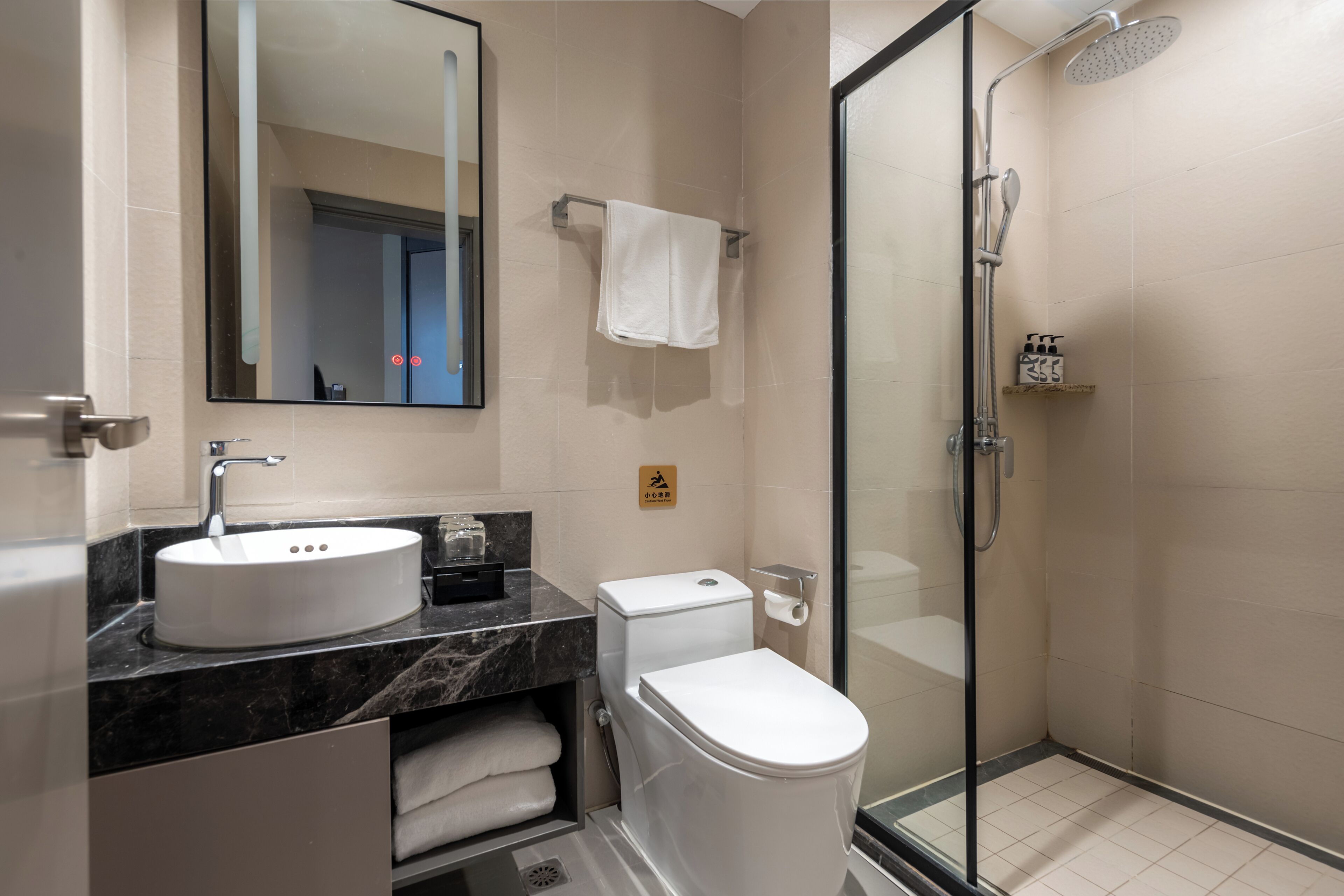 Classic-Zimmer | Badezimmer | Dusche, kostenlose Toilettenartikel, Haartrockner, Handtücher
