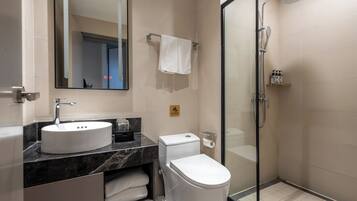 Classic-Zimmer | Badezimmer | Dusche, kostenlose Toilettenartikel, Haartrockner, Handtücher