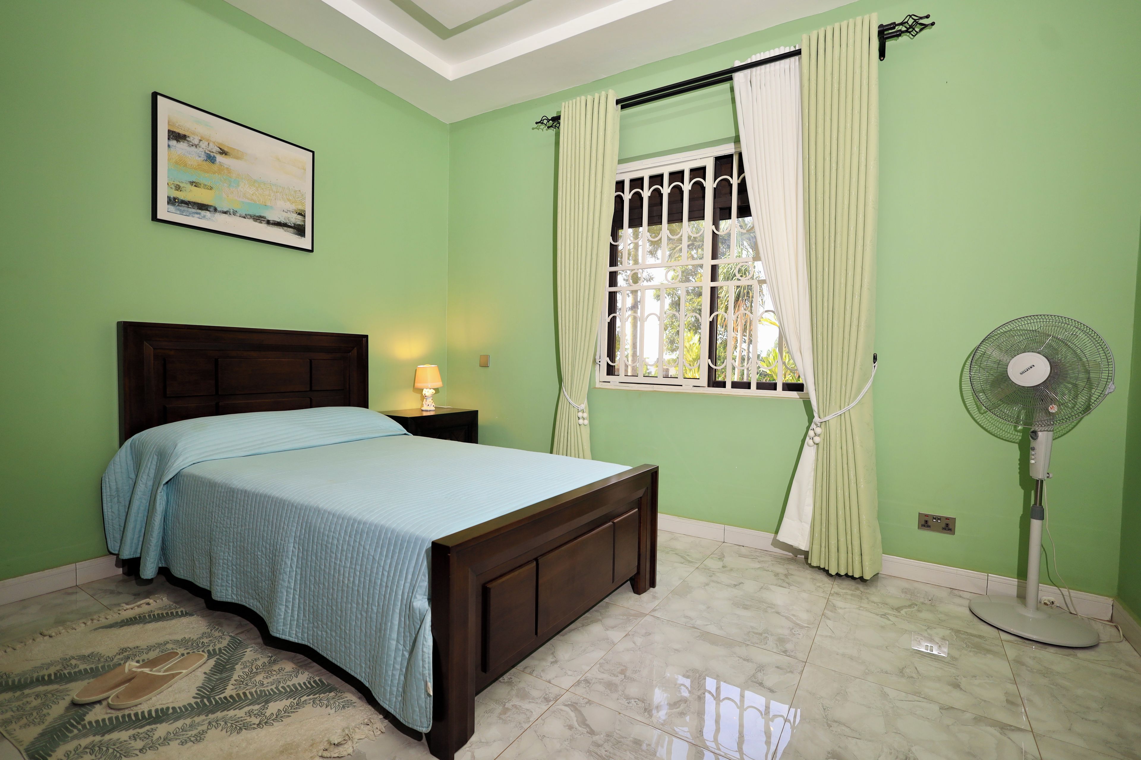 3 bedrooms, desk, iron/ironing board, WiFi (free)