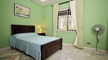 3 bedrooms, desk, iron/ironing board, WiFi (free)