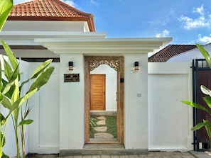 Exterior detail - 2-bedroom house in pleasant Ubud with cool AC for relaxing stay (Ubud)
