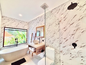 Hair dryer, bidet, towels, soap - 2-bedroom house in pleasant Ubud with cool AC for relaxing stay (Ubud)