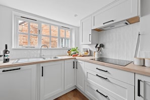 Private kitchen - Historic Grade 2 Listed 4 bed house in central Kenilworth (Kenilworth)