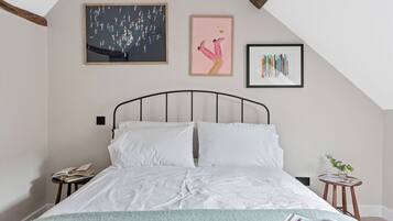 4 bedrooms, iron/ironing board, free WiFi, bed sheets