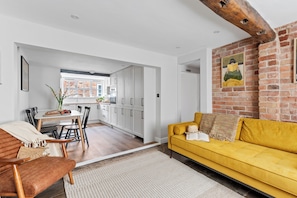 Smart TV - Historic Grade 2 Listed 4 bed house in central Kenilworth (Kenilworth)