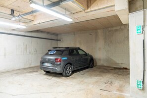Eine Parkgarage mit einem Citroen, der in einem Stellplatz geparkt ist.