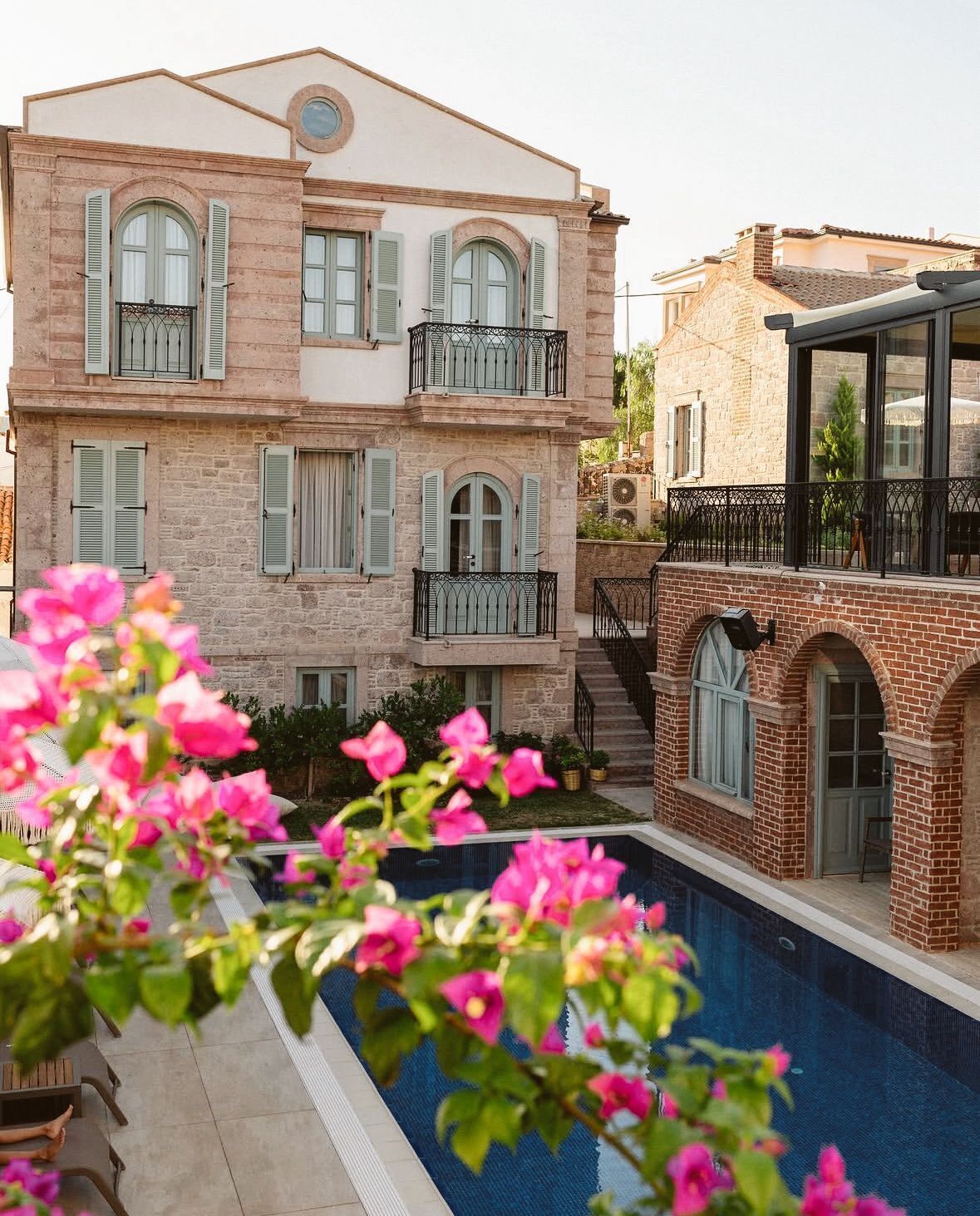 Una piscina al aire libre de temporada