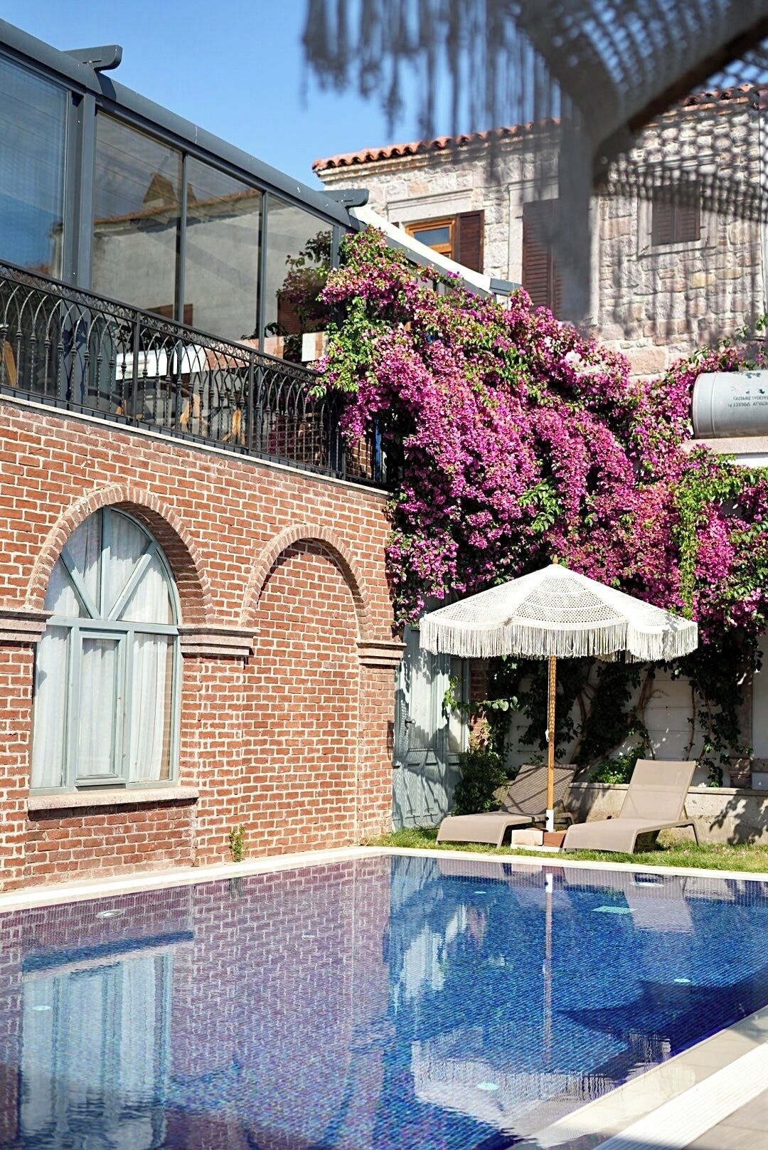 Una piscina al aire libre de temporada