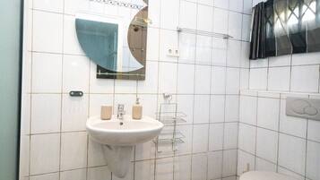 Douche, serviettes fournies, savon, papier toilette