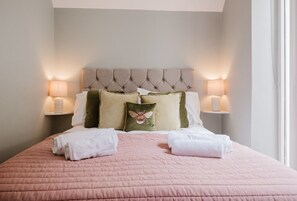 2 bedrooms, desk, iron/ironing board, WiFi - Stunning Garden Flat in Heart of Cheltenham (Cheltenham)