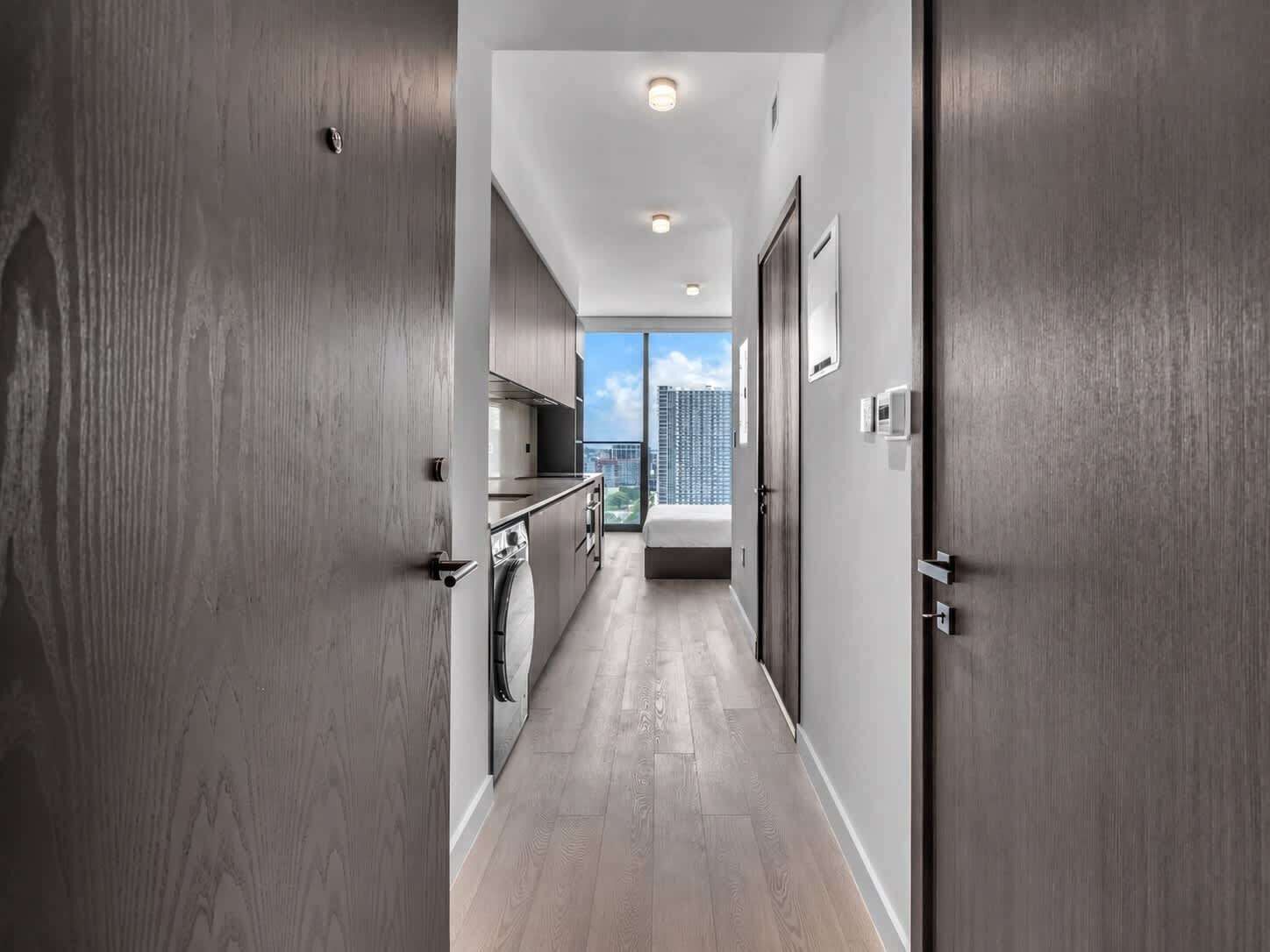 Corredor moderno com vista para o exterior, que dá para uma varanda.