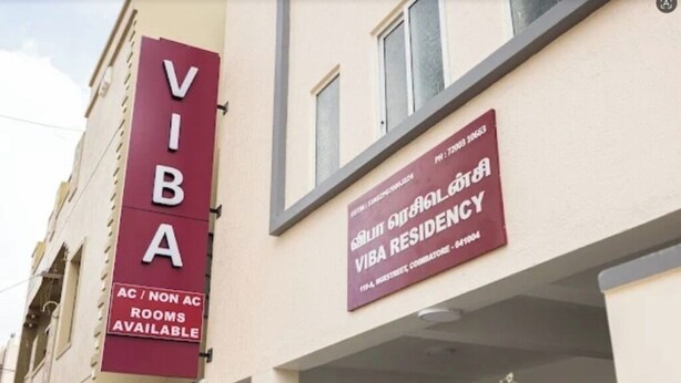 Un bâtiment portant une enseigne indiquant « VIBA RESIDENCY » et « CHAMBRES AVEC OU SANS CLIMATISATION ».