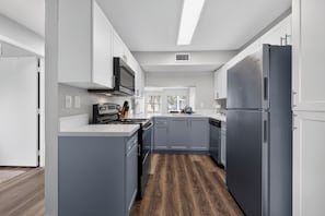 Private kitchen - Bright & Modern Furnished Home with Pool Access (Tamarac)