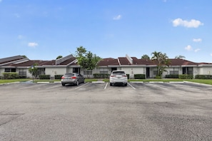 Exterior - Bright & Modern Furnished Home with Pool Access (Tamarac)
