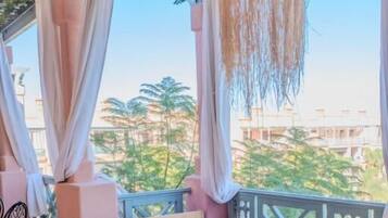 Appartement, balcon, vue jardin | Enceinte de l’hébergement