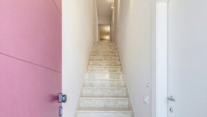 A staircase leading to a door with a keyhole and a lock. - Rosa Olivi - Lavaiano (Lavaiano)