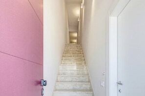A staircase leading to a door with a keyhole and a lock. - Rosa Olivi - Lavaiano (Lavaiano)