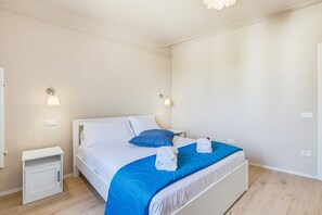 A bedroom with a bed, bedside tables, and wall-mounted lights. - Rosa Olivi - Lavaiano (Lavaiano)