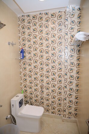 Standard-Einzelzimmer | Badezimmer | Dusche, kostenlose Toilettenartikel, Handtücher, Seife