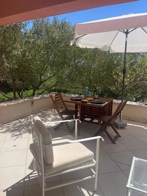 Outdoor dining - Cozy, beautiful and comfortae 2-bedroom apartment in adorable Suha Punta with AC (Kampor)