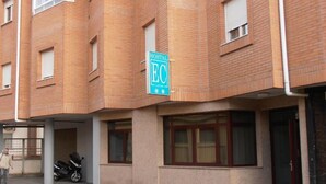 Un edificio de ladrillo con un cartel que indica que es un albergue.