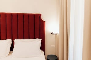 Room - 5 minutes from Naples' historic center and 2 minutes from Line 1, Università Station. (Napoli)