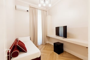 Interior - 5 minutes from Naples' historic center and 2 minutes from Line 1, Università Station. (Napoli)