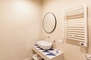 A bathroom with a white sink, a mirror, and a towel rack. - 5 minutes from Naples' historic center and 2 minutes from Line 1, Università Station. (Napoli)