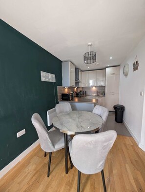 Dining - Modern Liverpool City View 1-Bed Apartment (Liverpool)