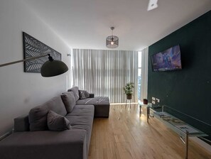 Living area - Modern Liverpool City View 1-Bed Apartment (Liverpool)