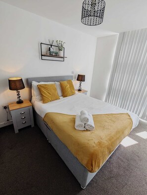 Iron/ironing board, bed sheets - Modern Liverpool City View 1-Bed Apartment (Liverpool)