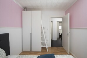 Bügeleisen/Bügelbrett, Reisekinderbett, kostenloses WLAN, Bettwäsche