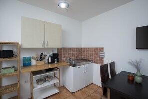 Wasserkocher mit Kaffee-/Teezubehör, Kühlschrank, Mikrowelle, Ofen
