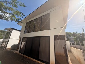 Un bâtiment moderne à deux étages, doté de grandes fenêtres et d’un toit plat.