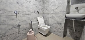 Phòng đôi Deluxe, quang cảnh thành phố | Phòng tắm | Buồng tắm vòi sen, đồ dùng nhà tắm miễn phí, khăn tắm, xà phòng 