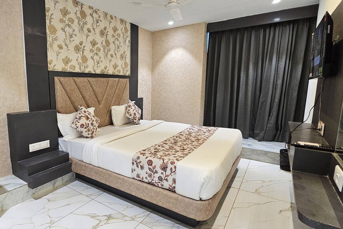 Phòng đôi Deluxe, quang cảnh thành phố | Két bảo mật tại phòng, bàn, khu vực làm việc phù hợp cho laptop 