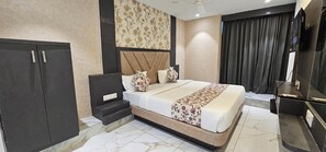 Phòng đôi Deluxe, quang cảnh thành phố | Két bảo mật tại phòng, bàn, khu vực làm việc phù hợp cho laptop 
