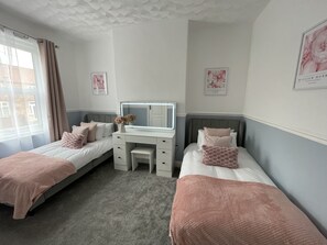 A bedroom with two beds, a desk, and a mirror. - North Bay Nest - Family Friendly Luxury Holiday Home - 5 Minute Walk From Beach (Scarborough)