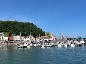 A marina with multiple boats docked, surrounded by buildings and a hill in the background. - North Bay Nest - Family Friendly Luxury Holiday Home - 5 Minute Walk From Beach (Scarborough)